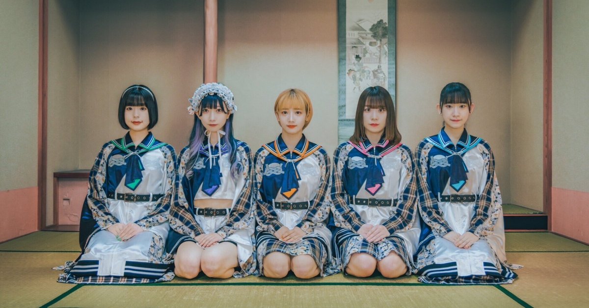 セーラー風トップス+プリーツスカート 白＆黒 超光沢 エナメル