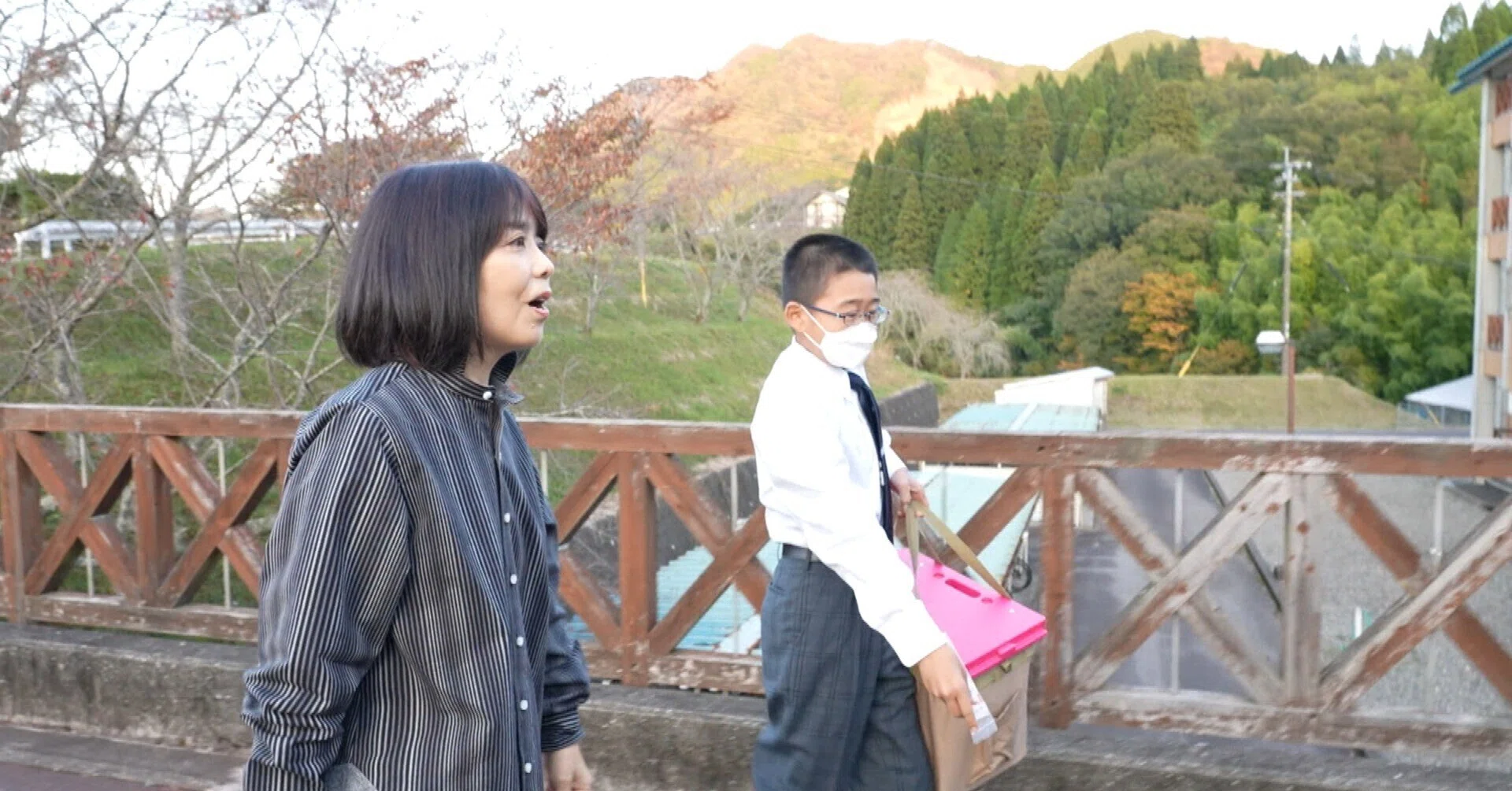 俵万智さん、寮の干し柿を食べる！｜学びの森note【宮崎県立五ヶ瀬中等