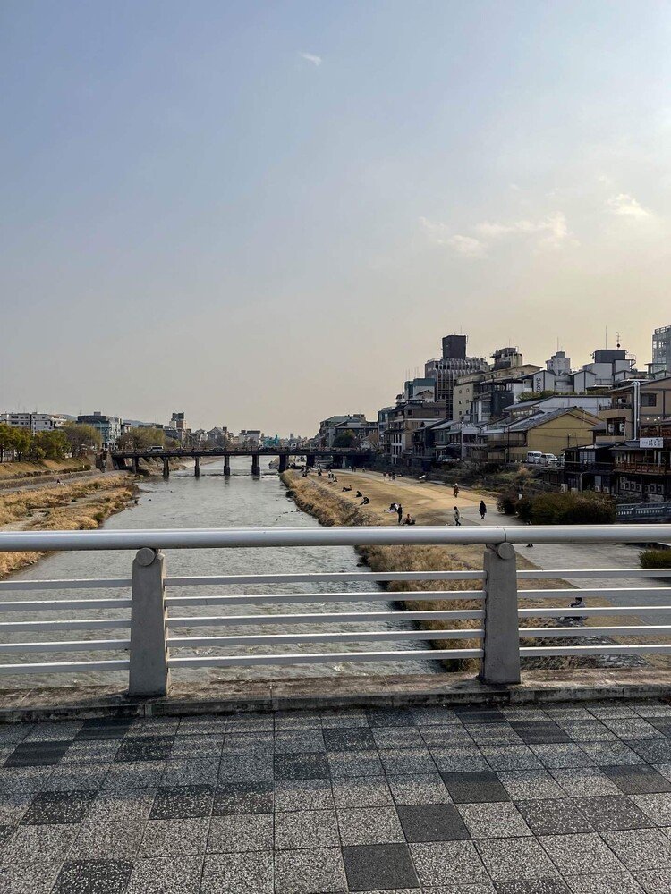 御池大橋（おいけおおはし）。向こう側は三条大橋。　　　#イマソラ #御池大橋　#京都 #kyoto #京都散歩 #鴨川 #三条大橋